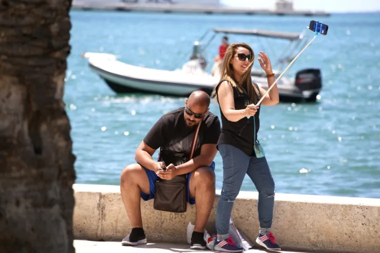 SUNČANI VIKEND U SPLITU: Ljepotice i turisti preplavili rivu