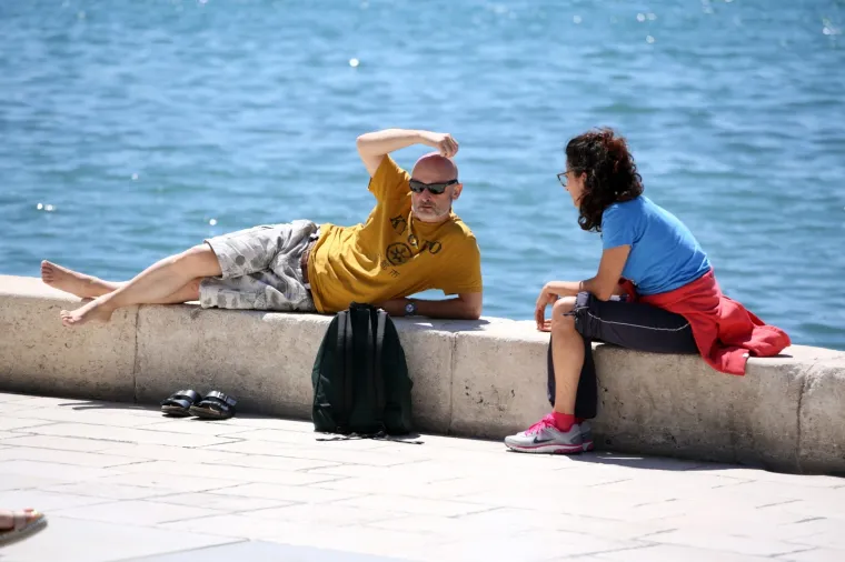 Split - Turisti na rivi za sunčanog dana.
