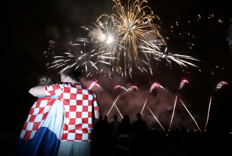 I FESTIVAL VATROMETA USRED NAVIJAČKE GROZNICE: Pogledajte spektakularne prizore koji su navijače ostavili bez riječi