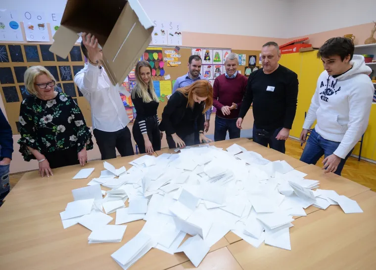 NOĆ ODLUKE: Otvaraju se glasačke kutije i broje glasovi na biračkim mjestima