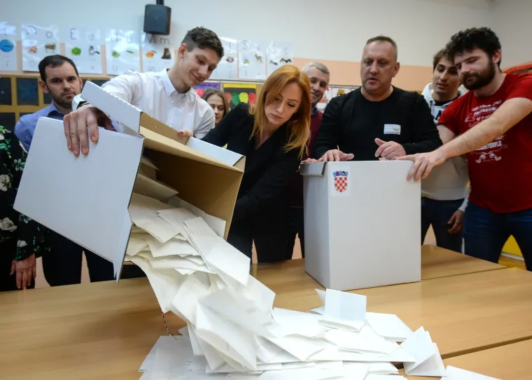 NOĆ ODLUKE: Otvaraju se glasačke kutije i broje glasovi na biračkim mjestima