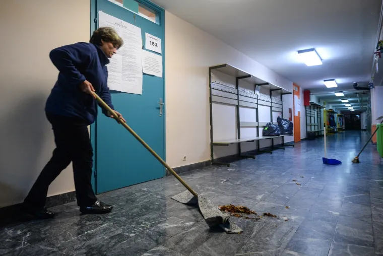 NOĆ ODLUKE: Otvaraju se glasačke kutije i broje glasovi na biračkim mjestima