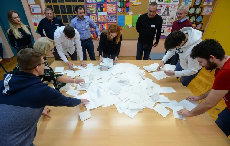 NOĆ ODLUKE: Otvaraju se glasačke kutije i broje glasovi na biračkim mjestima