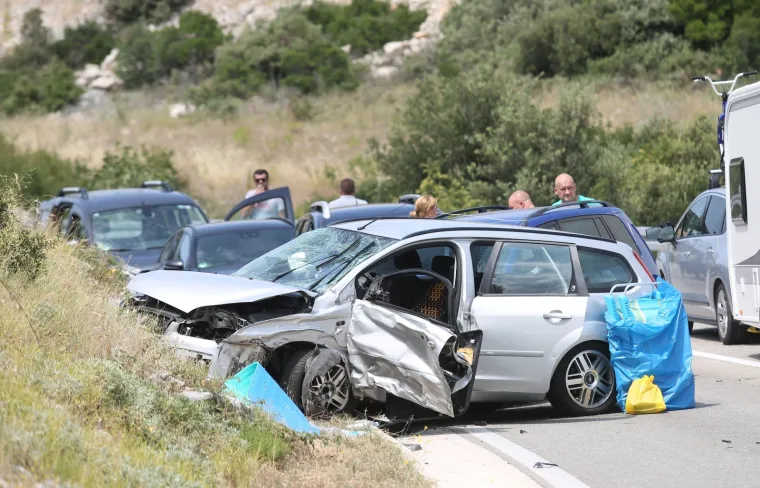 SEDAM OSOBA ZAVRŠILO U ŠIBENSKOJ BOLNICI: Lančani sudar četiri automobila kod Tišnjanske Dubrave