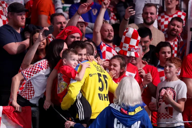 [FOTO] NIKAD OVAKO EMOTIVNO NAŠI RUKOMETAŠI NISU SLAVILI: Prizori iza kulise ostavit će vas bez teksta