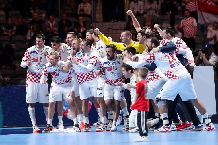 [FOTO] NIKAD OVAKO EMOTIVNO NAŠI RUKOMETAŠI NISU SLAVILI: Prizori iza kulise ostavit će vas bez teksta