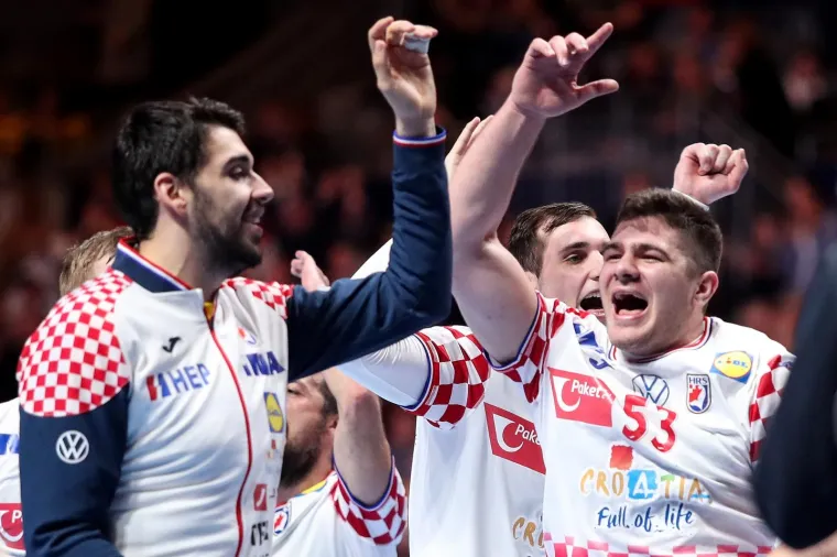 [FOTO] NIKAD OVAKO EMOTIVNO NAŠI RUKOMETAŠI NISU SLAVILI: Prizori iza kulise ostavit će vas bez teksta