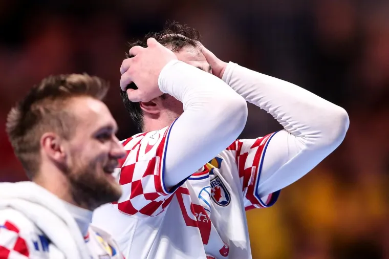 [FOTO] NIKAD OVAKO EMOTIVNO NAŠI RUKOMETAŠI NISU SLAVILI: Prizori iza kulise ostavit će vas bez teksta