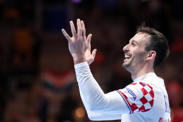 [FOTO] NIKAD OVAKO EMOTIVNO NAŠI RUKOMETAŠI NISU SLAVILI: Prizori iza kulise ostavit će vas bez teksta