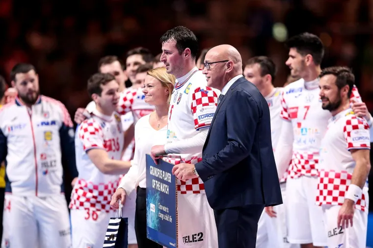 [FOTO] NIKAD OVAKO EMOTIVNO NAŠI RUKOMETAŠI NISU SLAVILI: Prizori iza kulise ostavit će vas bez teksta