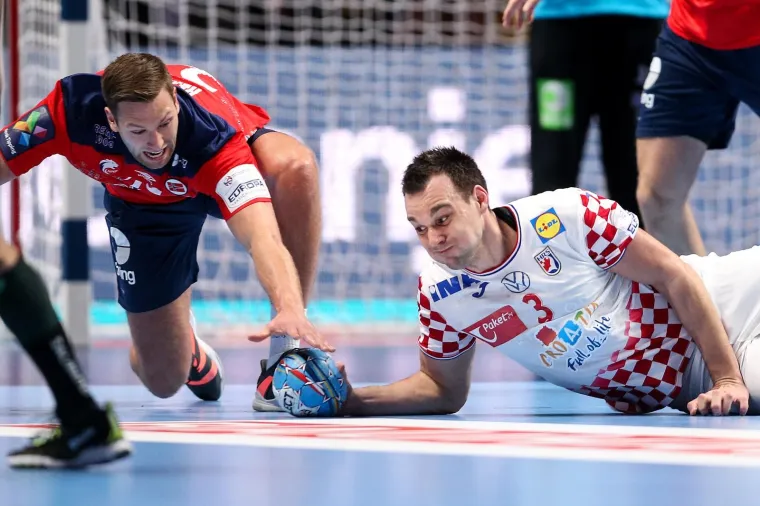 Kružni napadač Marino Marić u prvom je poluvremenu protiv Norveške zabio 5 golova i uz Marina Šegu sa 6 obrana, bio je naš najbolji igrač.