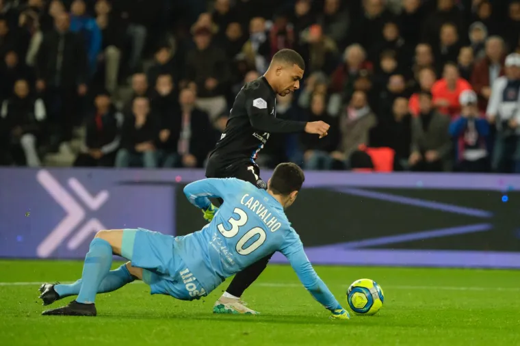 [FOTO] PRIMJEĆUJETE LI TUCHELOV IZRAZ LICA KAD GA MBAPPE GLEDA? S ovim se mladi Francuz u potpunosti razotkrio, ovo sve objašnjava