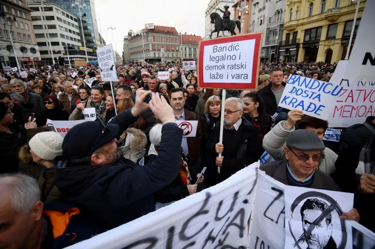 VELIKI PROSVJED PROTIV MILANA BANDIĆA U SRCU ZAGREBA: Građani mu svašta poručili: 'Miki bit ćeš novi gradonačelnik Remetinca'