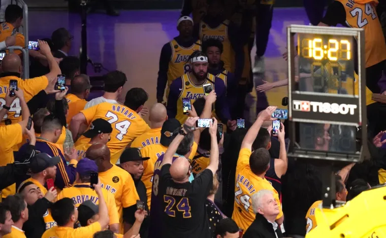 Tužno, pretužno je bilo noćas u Staples Centru, gdje su Lakersi igrali svoju prvu utakmicu nakon pogibije svoje legende, velikog Kobe bryanta, njegove 13-godišnje kćeri Gianne Marije-Onore Bryant, kao i još sedmero ljudi u helikopterskoj nesreći prošle nedjelje u Calabasasu, Kaliforniji.