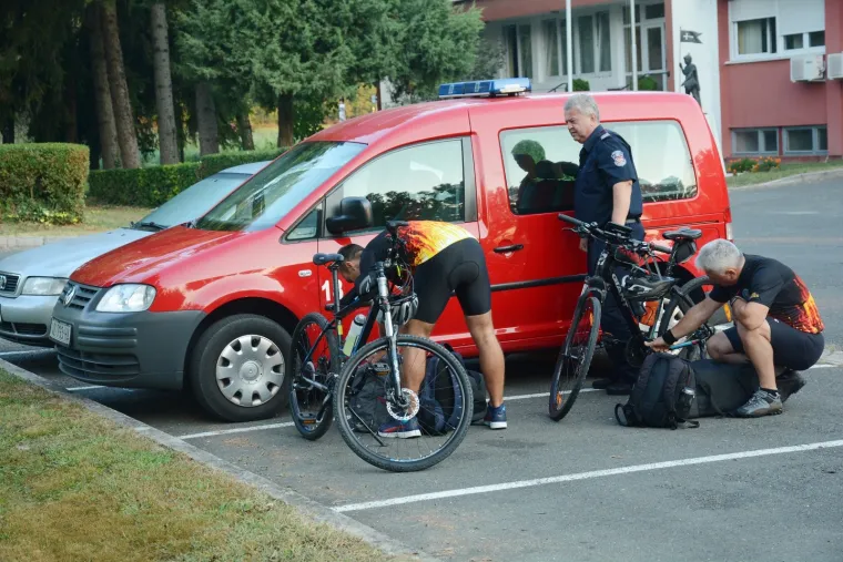 U SISKU STARTAO MARATON ZA VATROGASCE POGINULE NA KORNATIMA: Dugačak je 320 km, sudjeluju i biciklisti vatrogasci