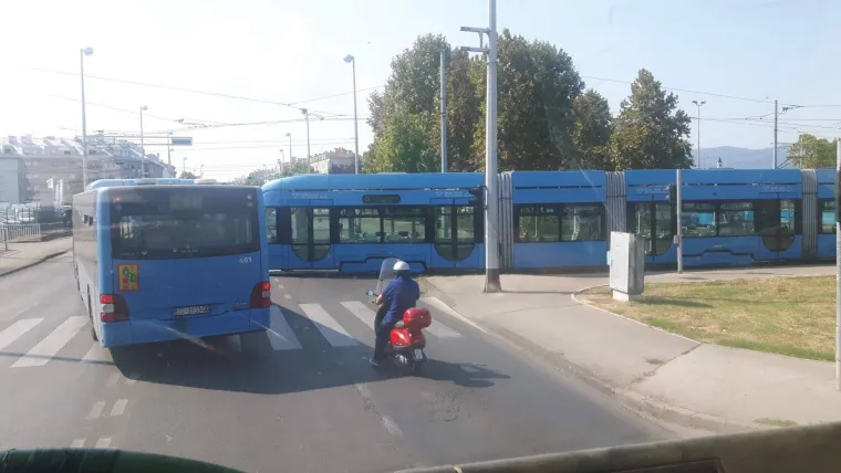 OVAKO IZGLEDA KAD ZET-ovca JEDNOSTAVNO BOLI BRIGA: 'Parkirao' tramvaj nasred ceste i izazvao kaos u prometu