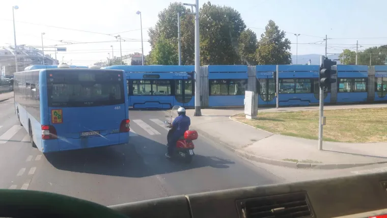 OVAKO IZGLEDA KAD ZET-ovca JEDNOSTAVNO BOLI BRIGA: 'Parkirao' tramvaj nasred ceste i izazvao kaos u prometu