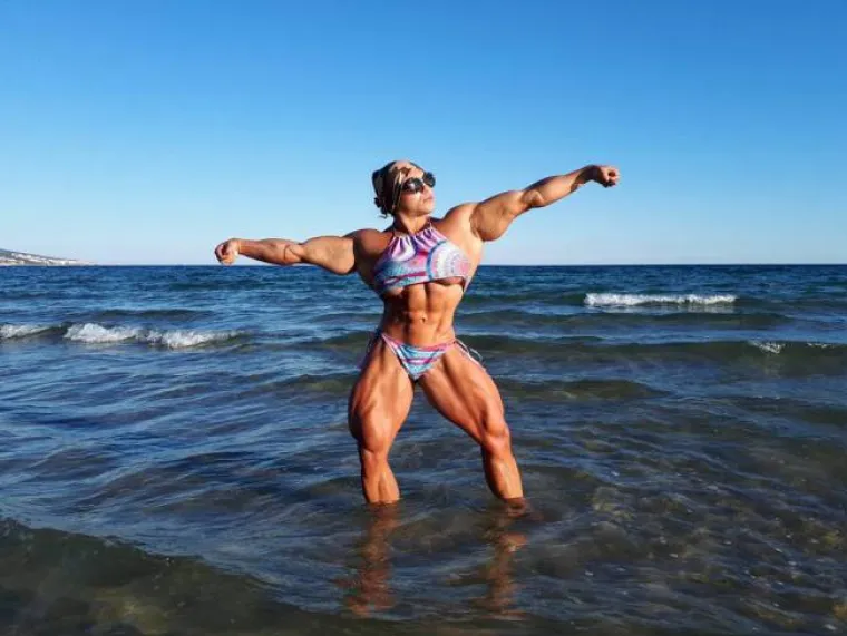 RUSKA DIZAČICA UTEGA KRENULA SE KLESATI SA SAMO 14 GODINA: Danas joj Hulk nije ni do koljena