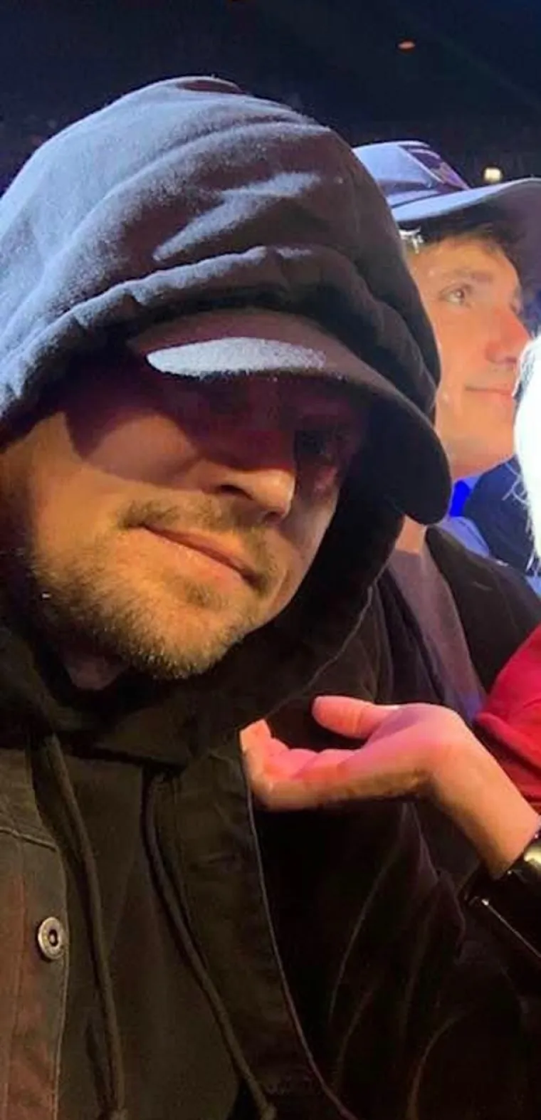 [FOTO] PAPARAZZI UOČILI HOLIVUDSKU ZVIJEZDU NA MEČU WILDER - FURY: Pokušao se sakriti, ali nije uspio; Nećete vjerovati što je radio