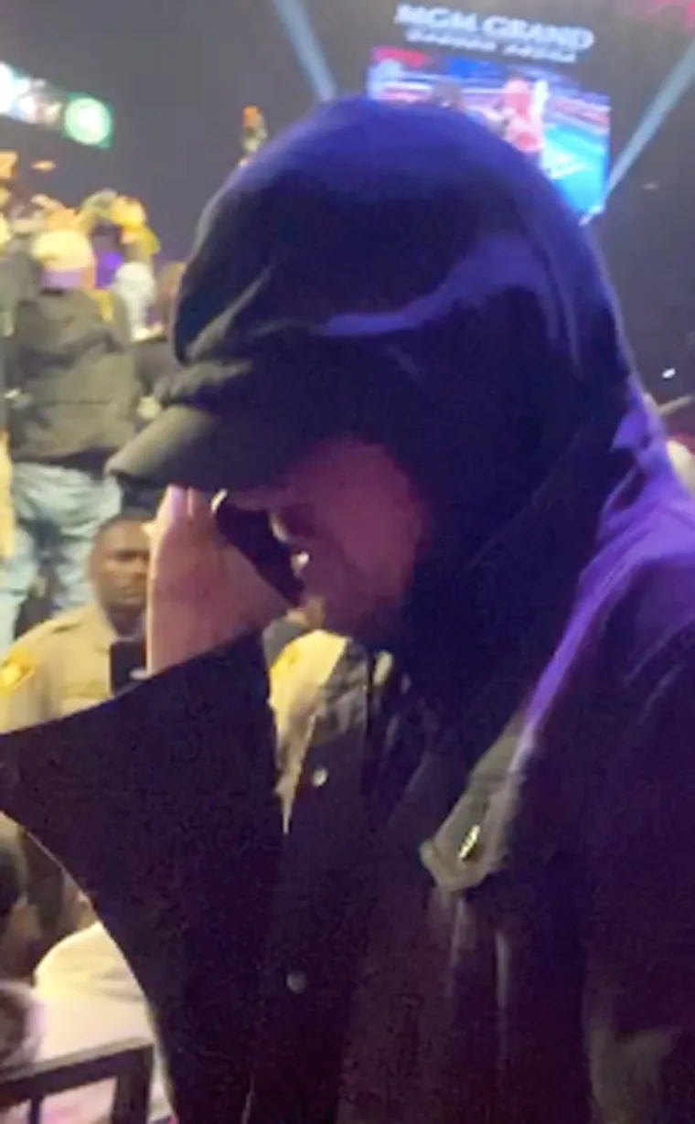 [FOTO] PAPARAZZI UOČILI HOLIVUDSKU ZVIJEZDU NA MEČU WILDER - FURY: Pokušao se sakriti, ali nije uspio; Nećete vjerovati što je radio