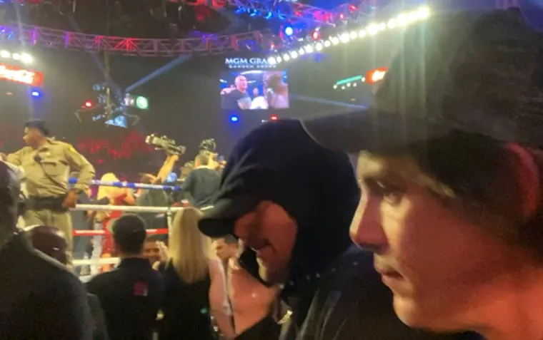 [FOTO] PAPARAZZI UOČILI HOLIVUDSKU ZVIJEZDU NA MEČU WILDER - FURY: Pokušao se sakriti, ali nije uspio; Nećete vjerovati što je radio