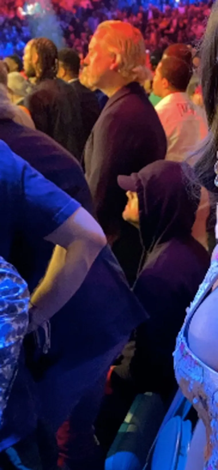Poznati holivudski glumac Leonardo DiCaprio uhvaćen je u MGM Grand Areni u Las Vegasu, kako (ne)gleda borbu godine za naslov prvaka svijeta u teškoj kategoriji prema WBC verziji između Deontayja Wildera i Tysona Furyja.