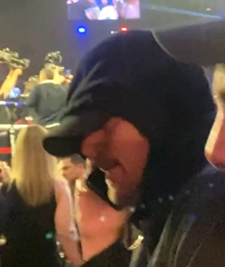 [FOTO] PAPARAZZI UOČILI HOLIVUDSKU ZVIJEZDU NA MEČU WILDER - FURY: Pokušao se sakriti, ali nije uspio; Nećete vjerovati što je radio