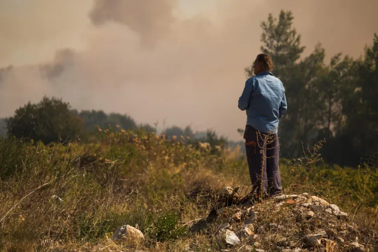 ALARMANTNO STANJE NA PELJEŠCU: Požar progutao i neke kuće