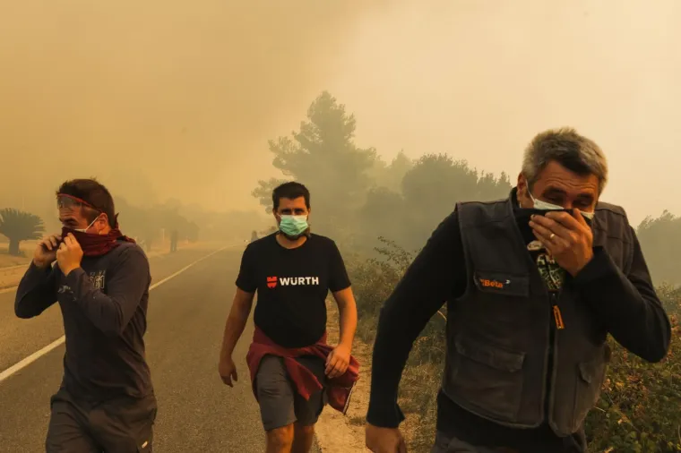 ALARMANTNO STANJE NA PELJEŠCU: Požar progutao i neke kuće