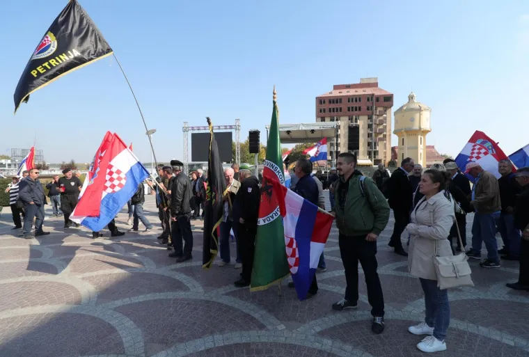 VUKOVAR: Okupljanje prosvjednika sa zastavama na glavnom gradskom trgu