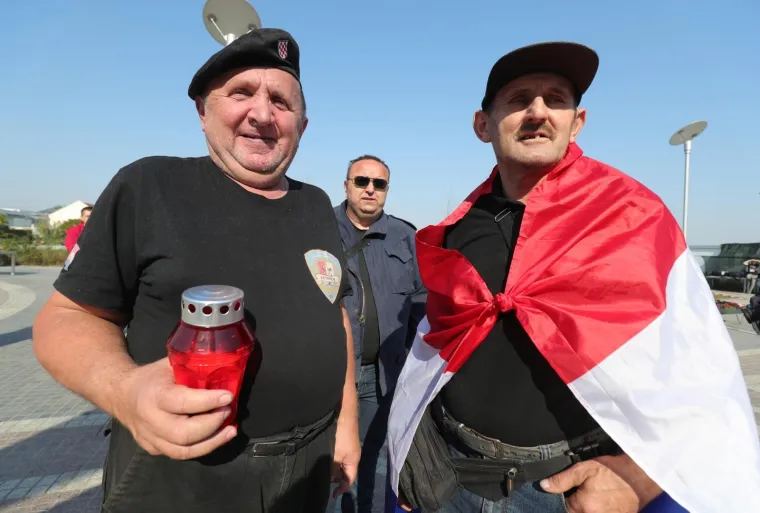 VUKOVAR: Okupljanje prosvjednika sa zastavama na glavnom gradskom trgu