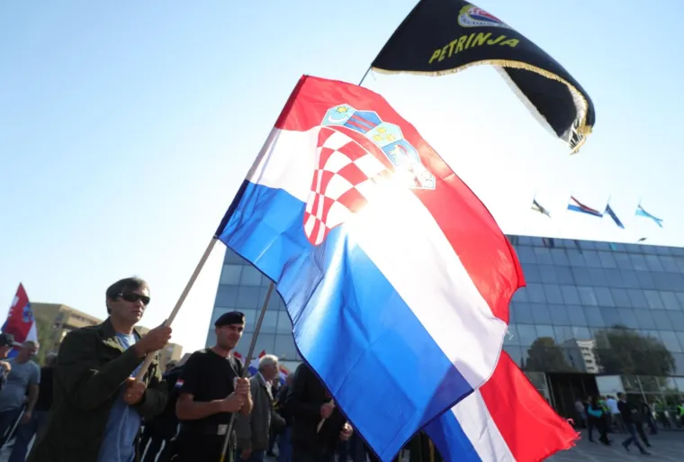 VUKOVAR: Okupljanje prosvjednika sa zastavama na glavnom gradskom trgu