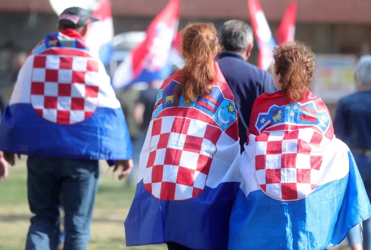 VUKOVAR: Okupljanje prosvjednika sa zastavama na glavnom gradskom trgu