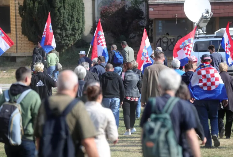 VUKOVAR: Okupljanje prosvjednika sa zastavama na glavnom gradskom trgu