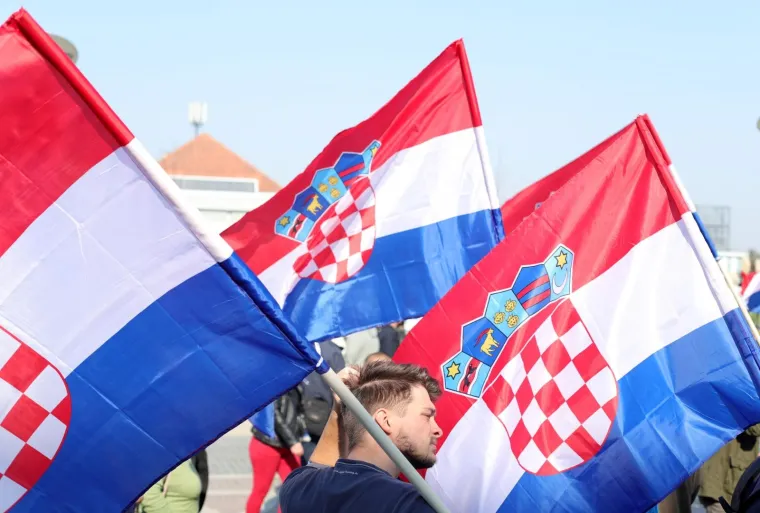 VUKOVAR: Okupljanje prosvjednika sa zastavama na glavnom gradskom trgu