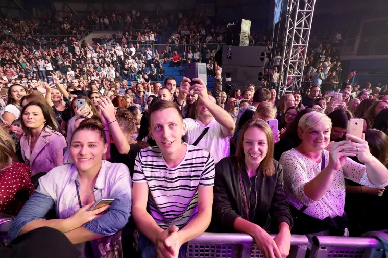 JOLINA SUPRUGA UBOJITIM MINJAKOM 'UKRALA' SHOW: Na proslavi 20 godina njegove karijere pokazala savršene noge
