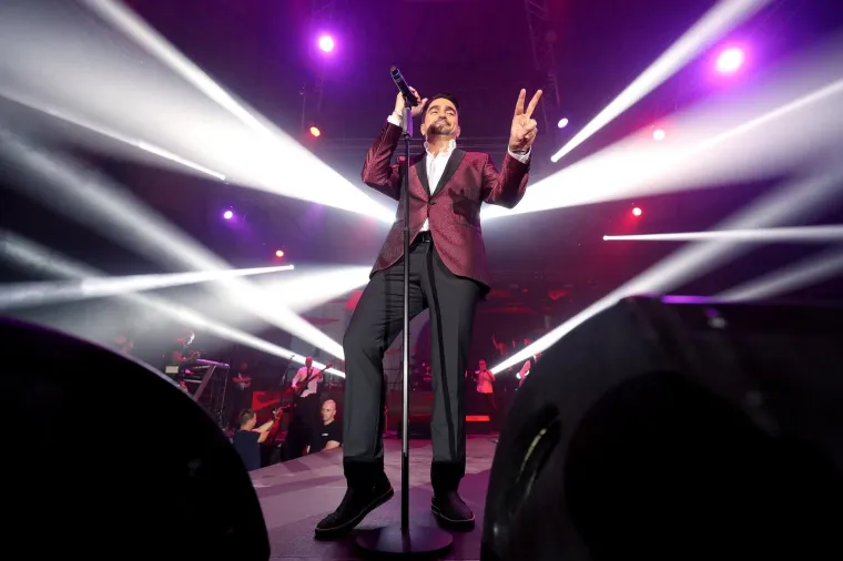JOLINA SUPRUGA UBOJITIM MINJAKOM 'UKRALA' SHOW: Na proslavi 20 godina njegove karijere pokazala savršene noge