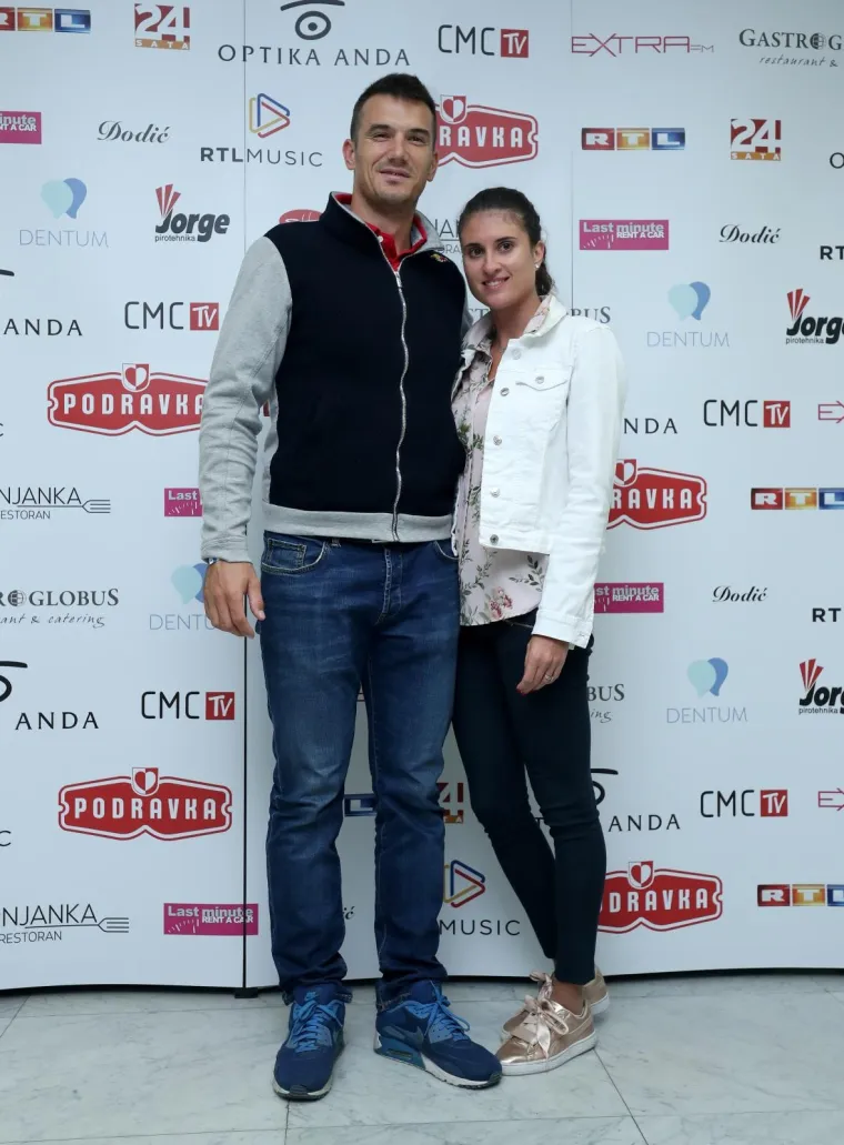 JOLINA SUPRUGA UBOJITIM MINJAKOM 'UKRALA' SHOW: Na proslavi 20 godina njegove karijere pokazala savršene noge