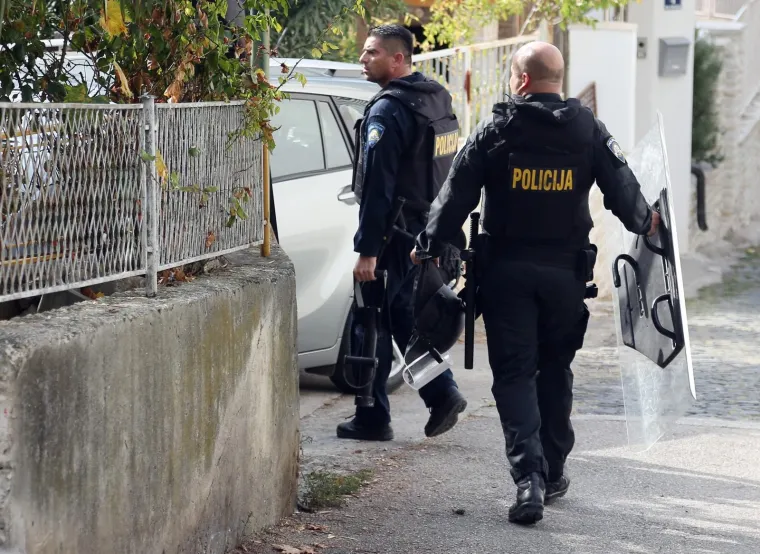 16.10.2018., Sibenik - 
Muskarac star 67 godina zakljucao se u kucu u Zadarskoj ulici u centru Sibenika i prijeti samoubojstvom. Kuca je okruzena policijom i hitnom pomoci.
Photo: Dusko Jaramaz/PIXSELL