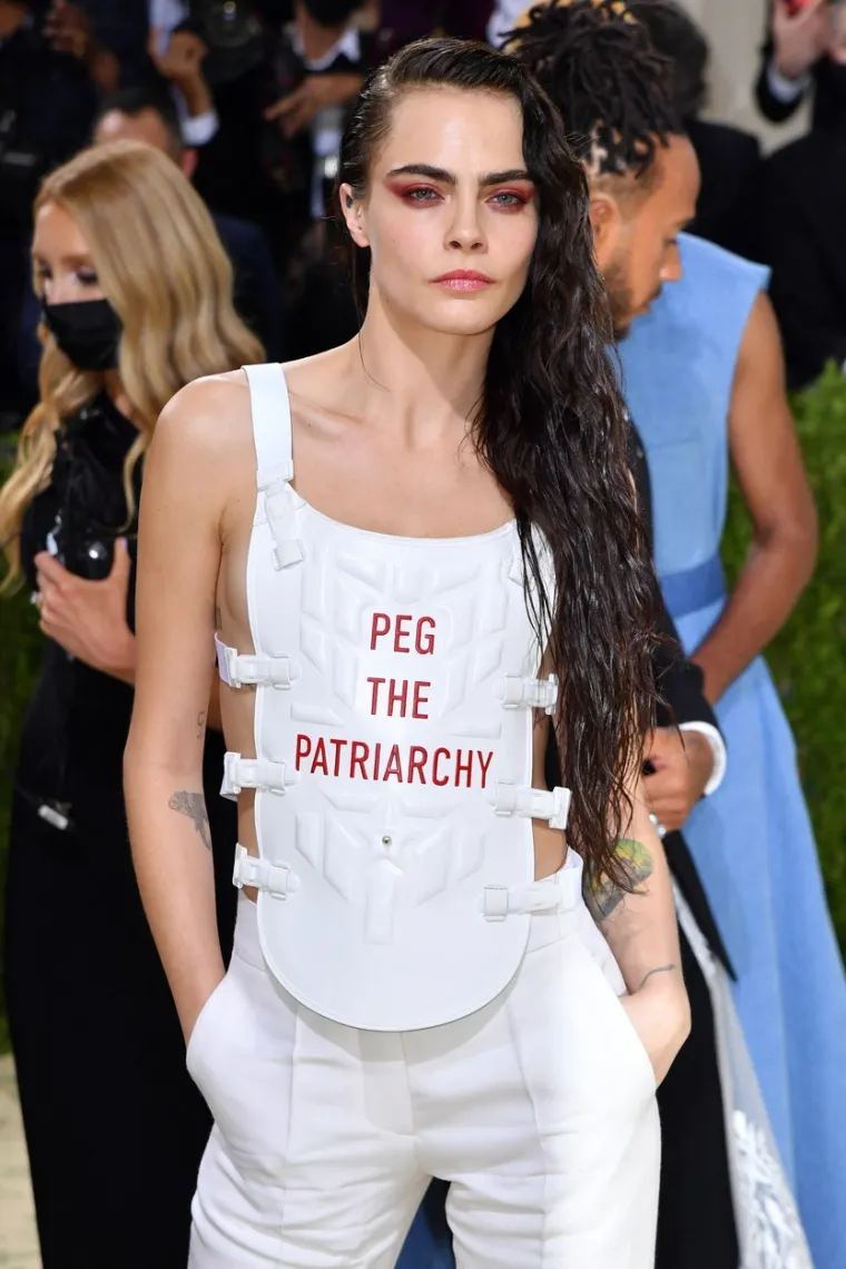 Kraljica Cara Delevingne pojavila se u najkul odijelu koje smo ikad vidjeli, s porukom zbog koje su se dizale obrve