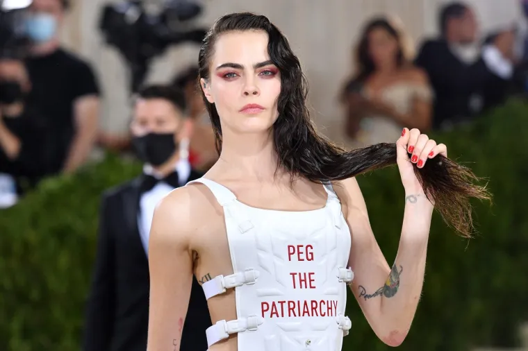 Kraljica Cara Delevingne pojavila se u najkul odijelu koje smo ikad vidjeli, s porukom zbog koje su se dizale obrve
