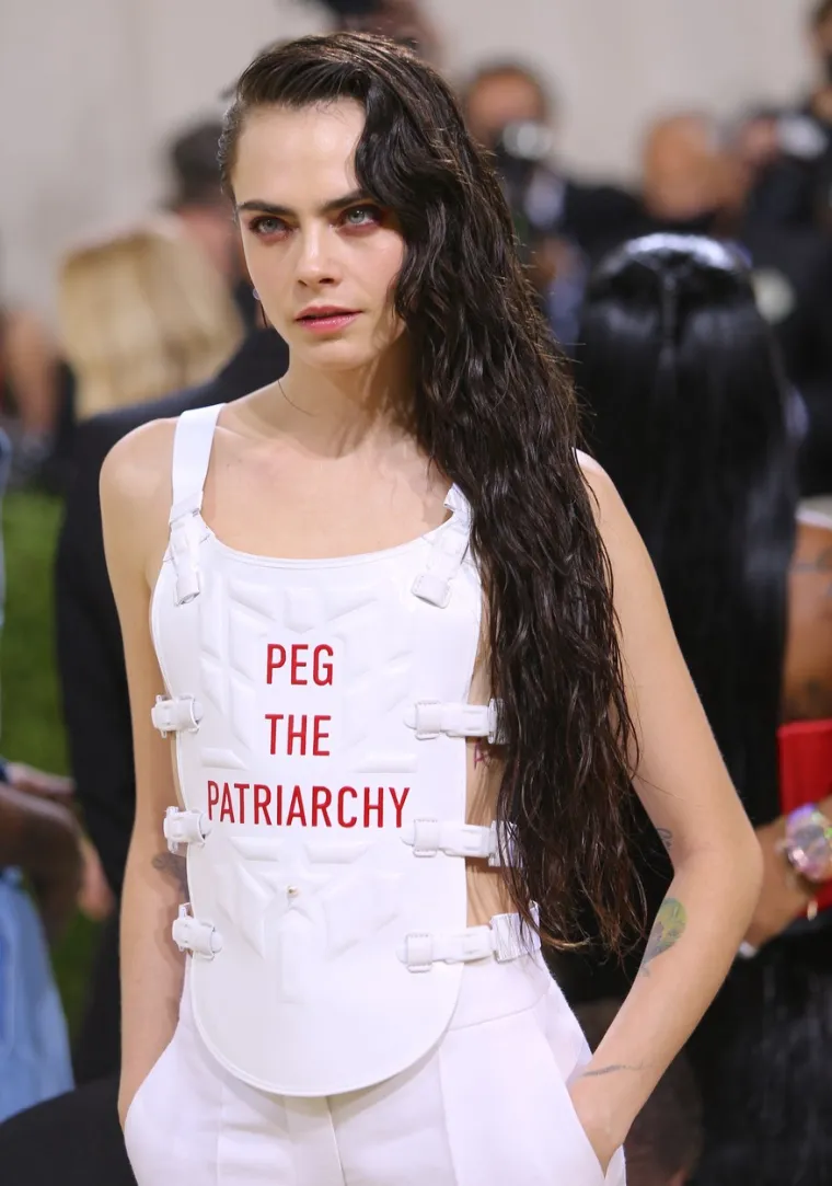 Kraljica Cara Delevingne pojavila se u najkul odijelu koje smo ikad vidjeli, s porukom zbog koje su se dizale obrve