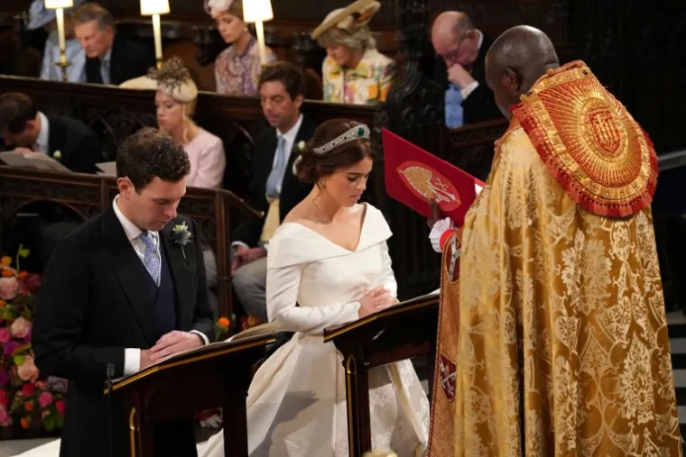 NAJLJEPŠE FOTOGRAFIJE S PRINCEZINOG VJENČANJA: Harry nasmijao kraljicu, a otkrivena je i neobična torta kraljevskog para