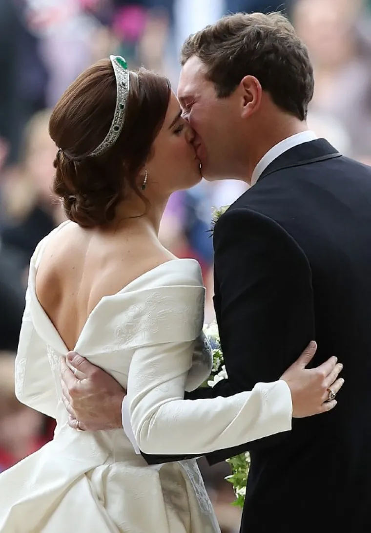 NAJLJEPŠE FOTOGRAFIJE S PRINCEZINOG VJENČANJA: Harry nasmijao kraljicu, a otkrivena je i neobična torta kraljevskog para