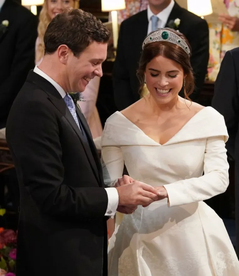 NAJLJEPŠE FOTOGRAFIJE S PRINCEZINOG VJENČANJA: Harry nasmijao kraljicu, a otkrivena je i neobična torta kraljevskog para