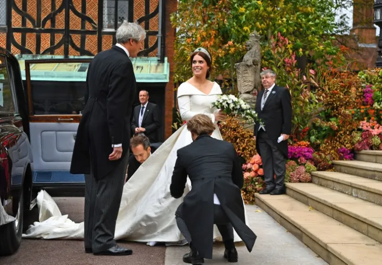 NAJLJEPŠE FOTOGRAFIJE S PRINCEZINOG VJENČANJA: Harry nasmijao kraljicu, a otkrivena je i neobična torta kraljevskog para