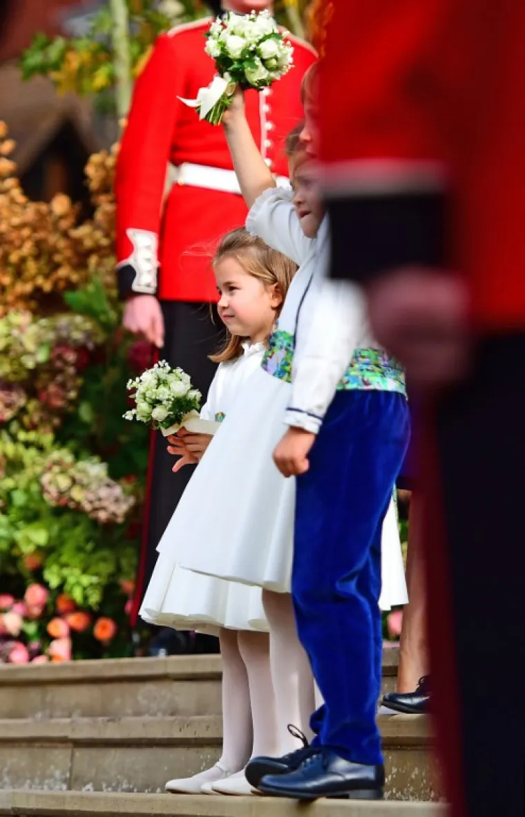 NAJLJEPŠE FOTOGRAFIJE S PRINCEZINOG VJENČANJA: Harry nasmijao kraljicu, a otkrivena je i neobična torta kraljevskog para