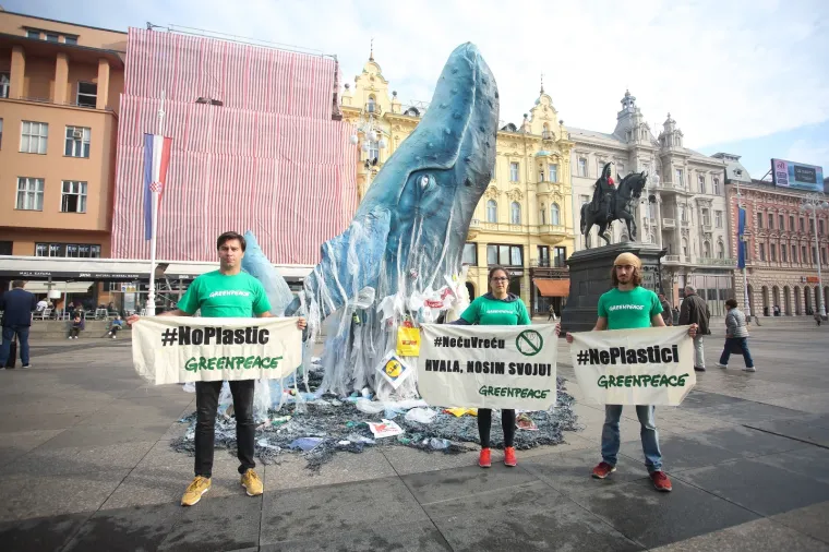 VELIČANSTVEN PRIZOR NA GLAVNOM ZAGREBAČKOM TRGU: Greenpeace doveo kitove