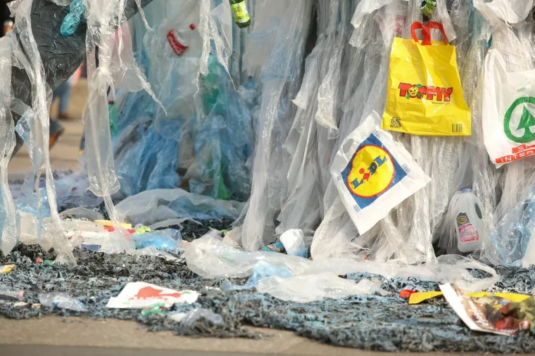 VELIČANSTVEN PRIZOR NA GLAVNOM ZAGREBAČKOM TRGU: Greenpeace doveo kitove