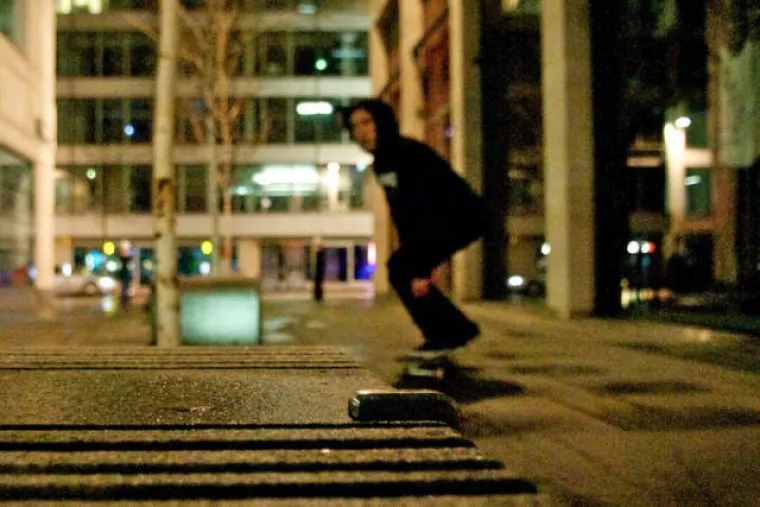 Riječ je o zaštiti od skateboardera. Metalni predmeti montirani su na sve površine gdje se ne bi smjelo skejtati.